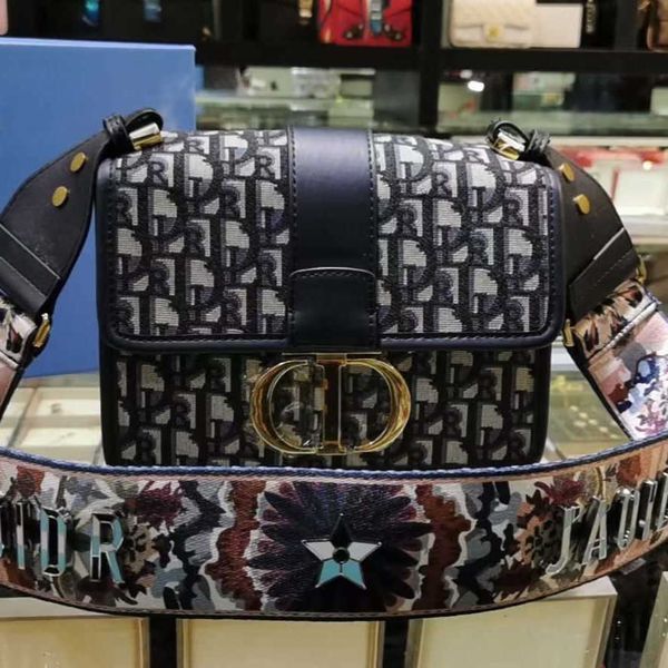 roman new floral shoulder strap 2021 classic montaigne 30 chain women's bag original single 25cm bags factory outlet
roman new floral shoulder strap 2021 classic montaigne 30 chain women's bag original single 25cm bags factory outlet