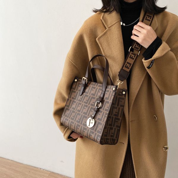 luxury handbags women's 2021 new trend autumn and winter fashion versatile texture single shoulder diagonal bag large capacity portable
luxury handbags women's 2021 new trend autumn and winter fashion versatile texture single shoulder diagonal bag large capacity portable