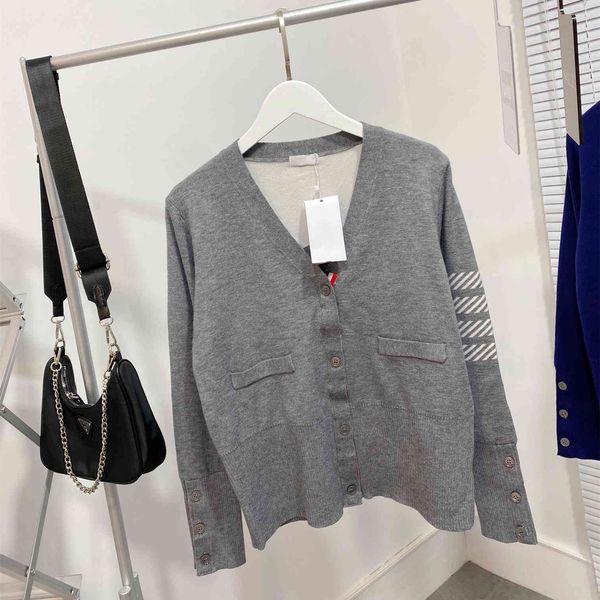 21 autumn new tb four bar sweater coat female back dolphin jacquard loose version with knitted cardigan, White;black
21 autumn new tb four bar sweater coat female back dolphin jacquard loose version with knitted cardigan, White;black