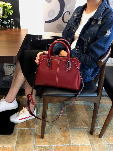 new european and american luxury spliced leather women's bag fashion large capacity multifunctional cowhide shoulder/handbag
new european and american luxury spliced leather women's bag fashion large capacity multifunctional cowhide shoulder/handbag
