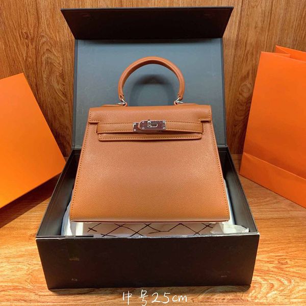 2023 female original brand fashion luxury designer leather handbags gold buckle shoulder bag wholesale
2023 female original brand fashion luxury designer leather handbags gold buckle shoulder bag wholesale