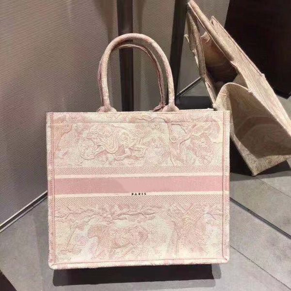 19new ladies large-capacity handbags paris designer dio handbags fashion retro ethnic style canvas handmade embroidery pattern shopping bag 
19new ladies large-capacity handbags paris designer dio handbags fashion retro ethnic style canvas handmade embroidery pattern shopping bag