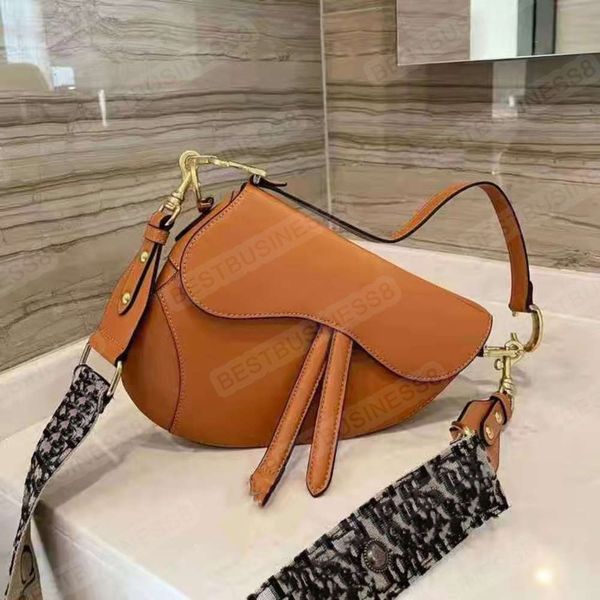 female designer retro saddle bag net red armpit early autumn fashion wild one shoulder messenger tide size 15*18
female designer retro saddle bag net red armpit early autumn fashion wild one shoulder messenger tide size 15*18