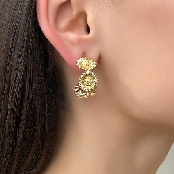 hoop & huggie korean cute daisy flower small stud earrings for women elegant sweet c-shaped plant exquisite earrings wedding wholesale jewel, Golden;silver
hoop & huggie korean cute daisy flower small stud earrings for women elegant sweet c-shaped plant exquisite earrings wedding wholesale jewel, Golden;silver