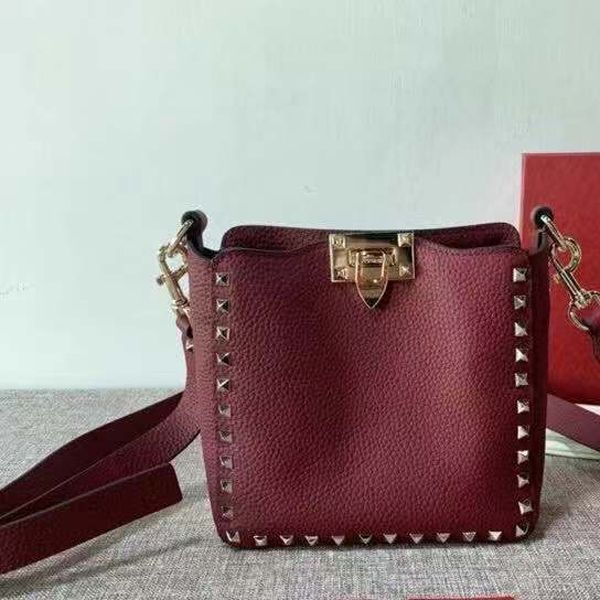 luxurys designers crossbody gold women bags leather shoulder strap messenger bag soft open lock detachable handle stitching diamond rivets
luxurys designers crossbody gold women bags leather shoulder strap messenger bag soft open lock detachable handle stitching diamond rivets