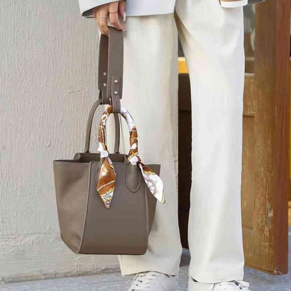 designer bagsleather bucket bag 2021 new food basket single shoulder portable first layer cowhide shoulder strap detachable fashionluxury ba
designer bagsleather bucket bag 2021 new food basket single shoulder portable first layer cowhide shoulder strap detachable fashionluxury ba