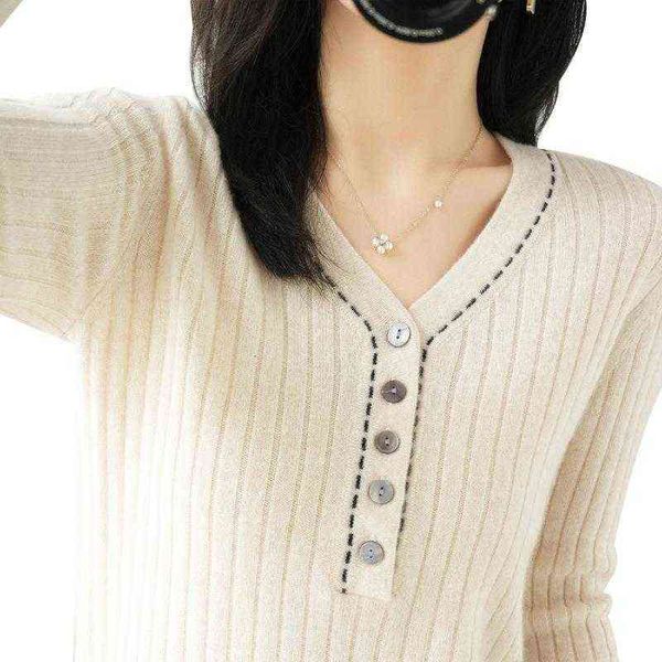 2021 autumn winter sweater v-neck women's slim long sleeve with non cashmere backing color matching top, White;black
2021 autumn winter sweater v-neck women's slim long sleeve with non cashmere backing color matching top, White;black