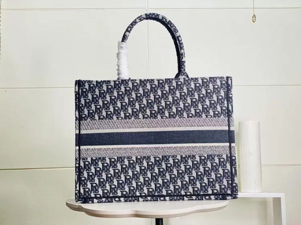 ladies classic embroidered letter canvas bag, fashion stitching shopping bag, trendy tote portable.
ladies classic embroidered letter canvas bag, fashion stitching shopping bag, trendy tote portable.