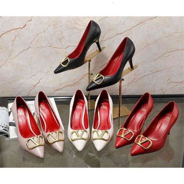 sandals 2021 pointed high heel real leather shallow mouth black matte fashion metal v-button gold v right single shoes 34-41
sandals 2021 pointed high heel real leather shallow mouth black matte fashion metal v-button gold v right single shoes 34-41