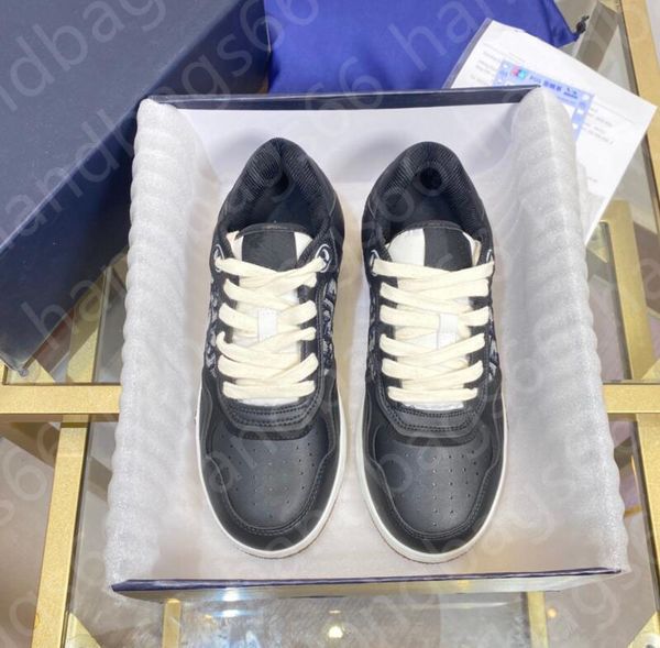 2021 autumn and winter leisure sneaker leather splicing vamp mesh lining tpu outsole, Black
2021 autumn and winter leisure sneaker leather splicing vamp mesh lining tpu outsole, Black
