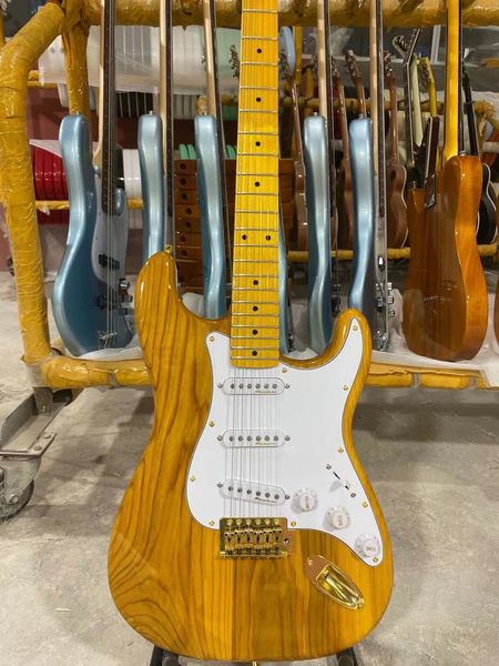 electric guitar ash body maple fingerboard transparent yellow golden hardware 
electric guitar ash body maple fingerboard transparent yellow golden hardware