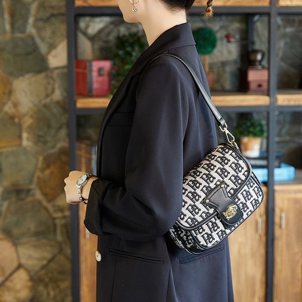 handbag women's bag saddle simple korean version 2021 fashion trend single shoulder slung mobile phone zero wallet, Black;red
handbag women's bag saddle simple korean version 2021 fashion trend single shoulder slung mobile phone zero wallet, Black;red
