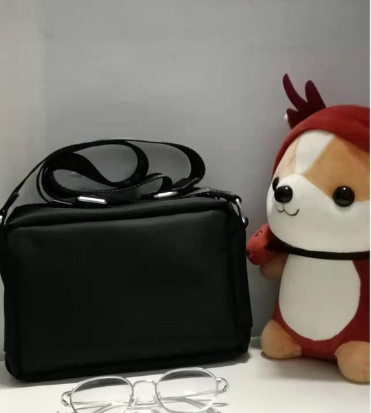 2022 fashion waist bag winter design chest men's and women's handbag purse full color cute messenger bag shoulder bagsize22cm
2022 fashion waist bag winter design chest men's and women's handbag purse full color cute messenger bag shoulder bagsize22cm