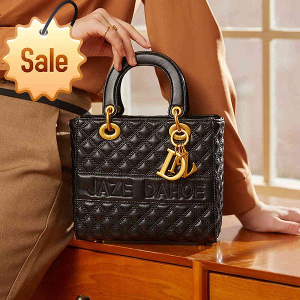 foreign style lady diana bag women's small bag 2021 new leather high-grade wide shoulder belt messenger bag
foreign style lady diana bag women's small bag 2021 new leather high-grade wide shoulder belt messenger bag