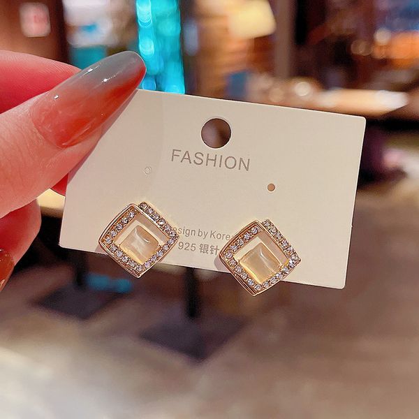 wholesale price classic design studs titanium steel screw with drill earrings semi-circular opening with drill earrings for women gift 1k6, Golden;silver
wholesale price classic design studs titanium steel screw with drill earrings semi-circular opening with drill earrings for women gift 1k6, Golden;silver