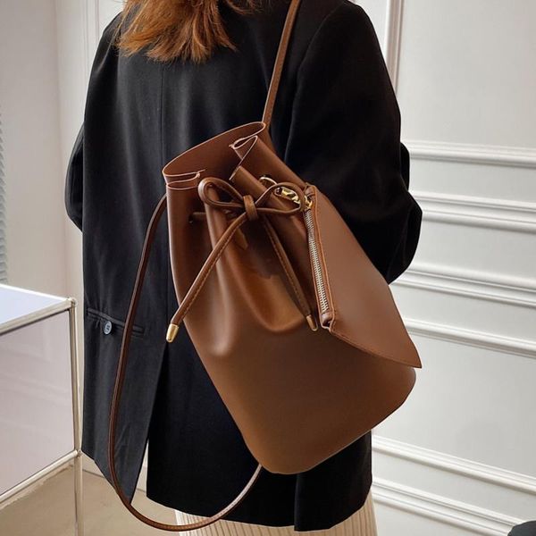 evening bags large-capacity pumping bucket bag break 2021 fashion ladies luxury high-quality casual simple one-shoulder messenger
evening bags large-capacity pumping bucket bag break 2021 fashion ladies luxury high-quality casual simple one-shoulder messenger