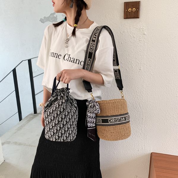 design hand woven women's straw 2021 summer new beach silk scarf bucket one shoulder messenger bag handbag, Red;black
design hand woven women's straw 2021 summer new beach silk scarf bucket one shoulder messenger bag handbag, Red;black