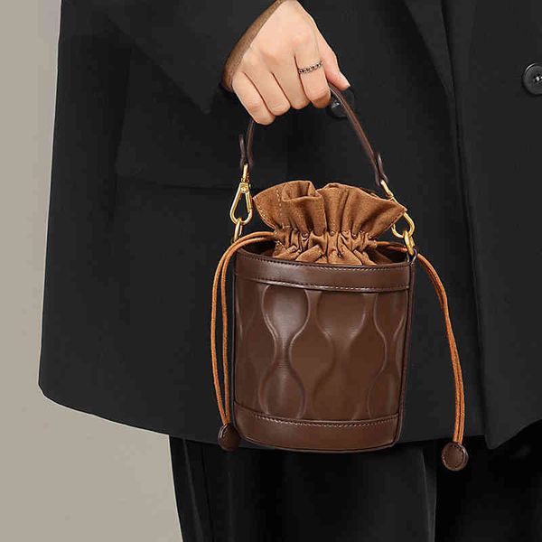 handbag 2021 autumn and winter water ripple embossed bucket bag niche cylinder single shoulder messenger hand, Black;red
handbag 2021 autumn and winter water ripple embossed bucket bag niche cylinder single shoulder messenger hand, Black;red