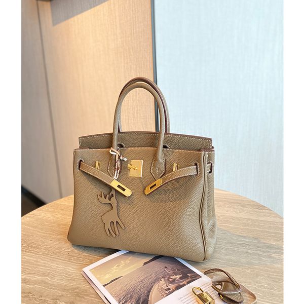 factory outlet design leather women's 2021 new elephant grey upgrade cowhide litchi pattern one shoulder handbag
factory outlet design leather women's 2021 new elephant grey upgrade cowhide litchi pattern one shoulder handbag
