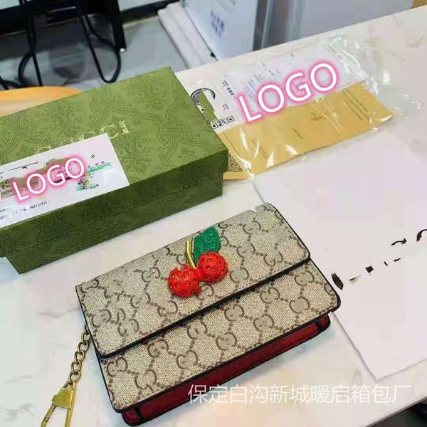 2021 autumn winter cherry women's bag korean version versatile magnetic buckle flip chain bag mini square gift box, Red;black
2021 autumn winter cherry women's bag korean version versatile magnetic buckle flip chain bag mini square gift box, Red;black