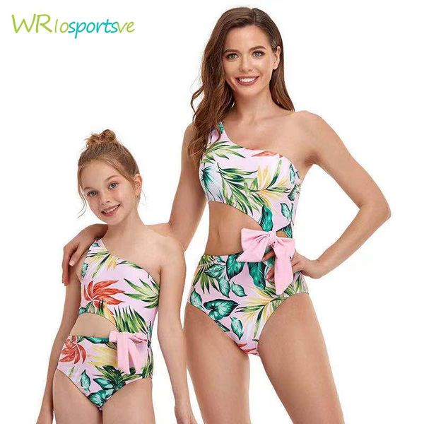 women's swimwear 2021 summer fashion mom and daughter one-piece family matching oblique shoulder solid color floral print swimsuit, White;black
women's swimwear 2021 summer fashion mom and daughter one-piece family matching oblique shoulder solid color floral print swimsuit, White;black