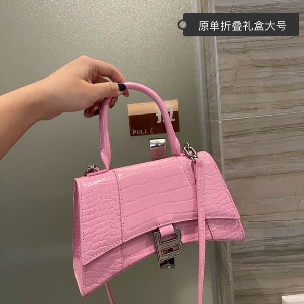 balencaiga luxurys designers bag 2021 new hand crocodile leather hourglass slung women's bag fashion retro tote bag ysj
balencaiga luxurys designers bag 2021 new hand crocodile leather hourglass slung women's bag fashion retro tote bag ysj
