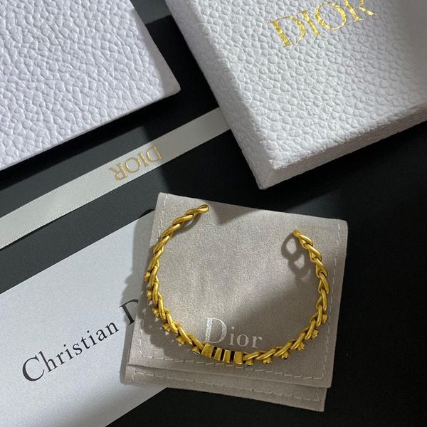 dijia bracelet high-end luxury decoration is super good-looking, rainbow diamond collocation points are very retro fashion, Golden;silver
dijia bracelet high-end luxury decoration is super good-looking, rainbow diamond collocation points are very retro fashion, Golden;silver