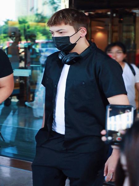 men's casual shirts 2021 summer chen weiting star same black short sleeve double pocket shirt, White;black
men's casual shirts 2021 summer chen weiting star same black short sleeve double pocket shirt, White;black