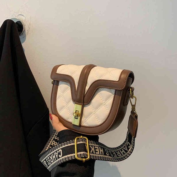 2022 factory wholesale new color blocking double thread sewing fashion single shoulder messenger bag letter wide shoulder belt women's
2022 factory wholesale new color blocking double thread sewing fashion single shoulder messenger bag letter wide shoulder belt women's