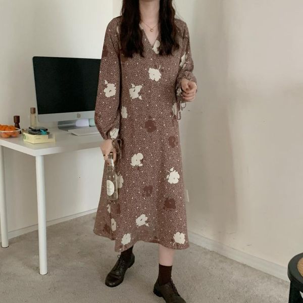 elegant smooth neckline in v chic feminine fashion clothe 2021 french retro dress floral printing sleeves, Black;gray
elegant smooth neckline in v chic feminine fashion clothe 2021 french retro dress floral printing sleeves, Black;gray