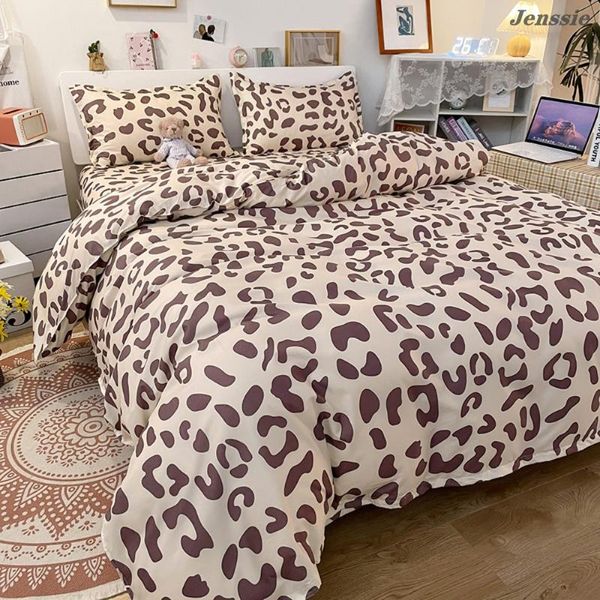 bedding sets leopard pattern duvet cover cartoon cow plaid printing comforter king bed linens nordic style quilt
bedding sets leopard pattern duvet cover cartoon cow plaid printing comforter king bed linens nordic style quilt