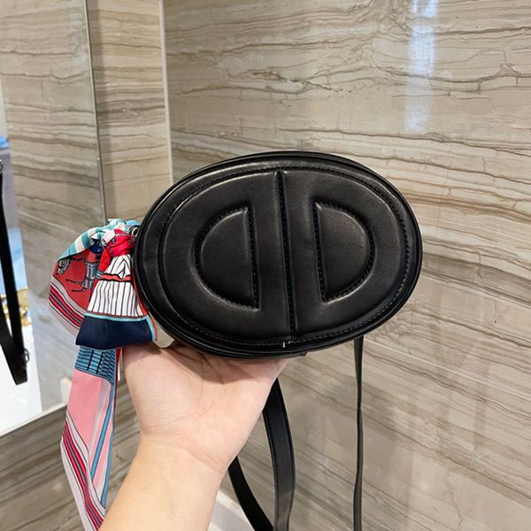 design hand family pig nose waist women's 2021 new leather versatile oval chest one shoulder slanting small square mobile phone bag, Red;black
design hand family pig nose waist women's 2021 new leather versatile oval chest one shoulder slanting small square mobile phone bag, Red;black