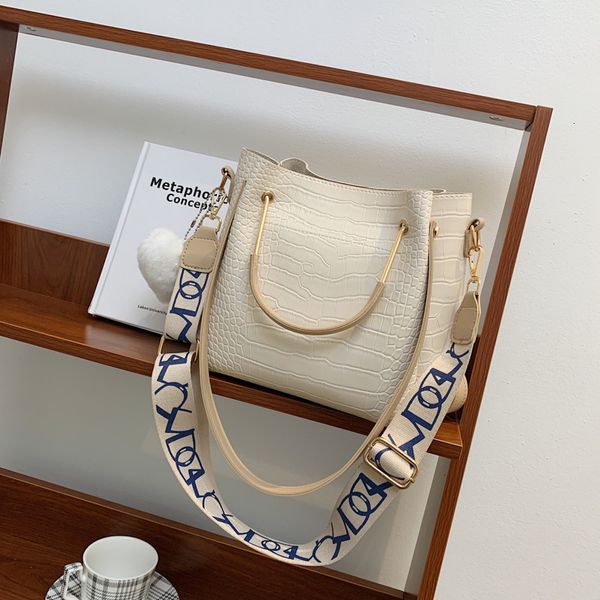 handbag large capacity bag women's summer messenger 2021 fashion single shoulder pattern portable tote
handbag large capacity bag women's summer messenger 2021 fashion single shoulder pattern portable tote