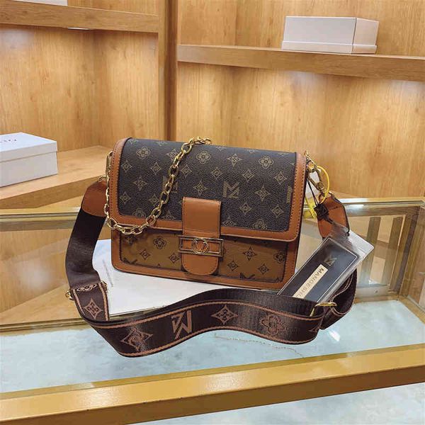 2022 factory wholesale women's fashion versatile casual shoulder portable messenger chain contrast color small square bag
2022 factory wholesale women's fashion versatile casual shoulder portable messenger chain contrast color small square bag