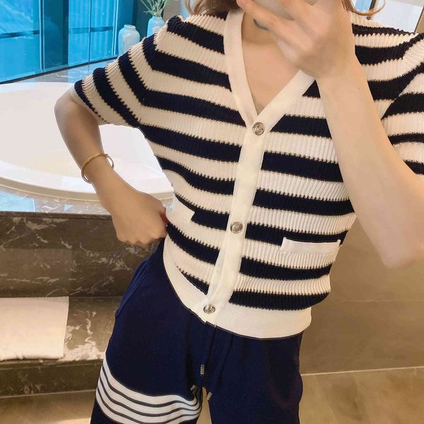 2021 spring / summer fashion short ice silk sweater women's v-neck loose cardigan stripe contrast, White
2021 spring / summer fashion short ice silk sweater women's v-neck loose cardigan stripe contrast, White