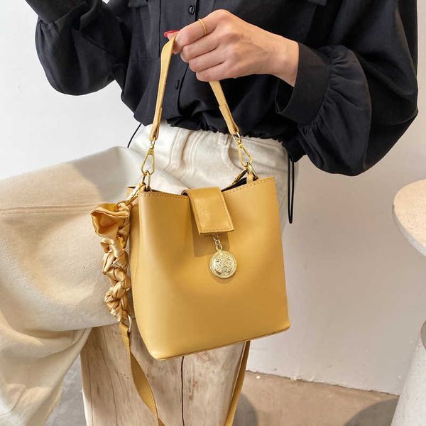fashion portable bucket foreign style women's 2021 advanced silk scarf single shoulder niche msenger bag
fashion portable bucket foreign style women's 2021 advanced silk scarf single shoulder niche msenger bag
