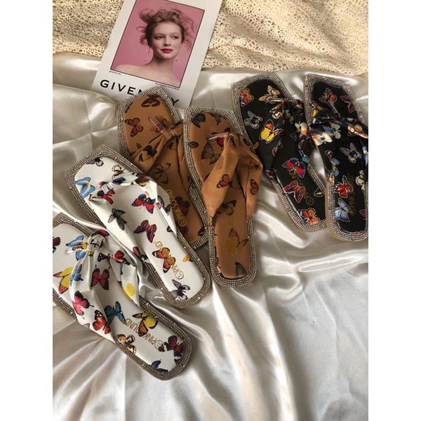 2021 Summer New Fashion Sexy Roman Rhinestone Bow Printed Outdoor Flip Plus Size Female Slippers Flat Beach Slippers 37-41, White
2021 Summer New Fashion Sexy Roman Rhinestone Bow Printed Outdoor Flip Plus Size Female Slippers Flat Beach Slippers 37-41, White