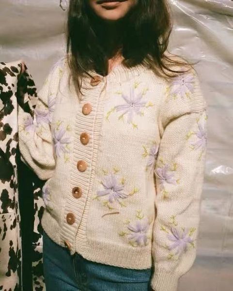 sweater 2021 age girl handmade flower embroidery wood grain button long sleeve round neck knitted cardigan women ge78, White;black
sweater 2021 age girl handmade flower embroidery wood grain button long sleeve round neck knitted cardigan women ge78, White;black