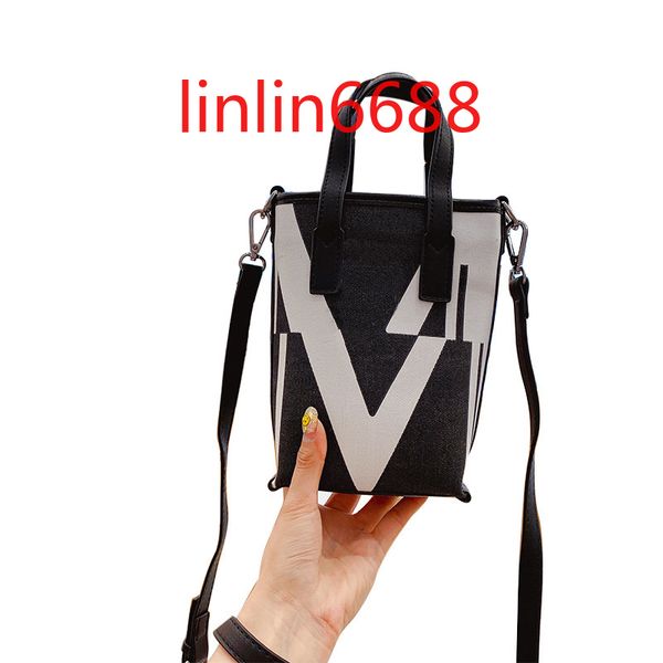 come with letter logo small bag women's new women's bags fashion handbag trend foreign style ins women's summer single should
come with letter logo small bag women's new women's bags fashion handbag trend foreign style ins women's summer single should
