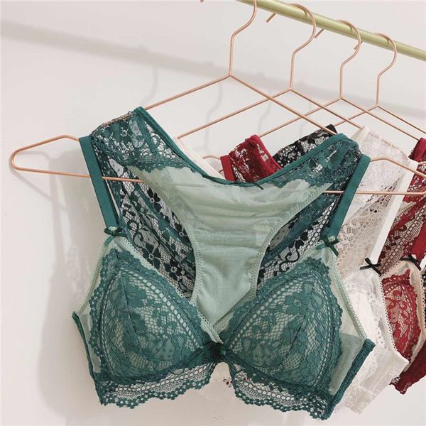 contrast french lace 0.3cm light triangle cup comfortable and breathable girlie bra set, Red;black
contrast french lace 0.3cm light triangle cup comfortable and breathable girlie bra set, Red;black