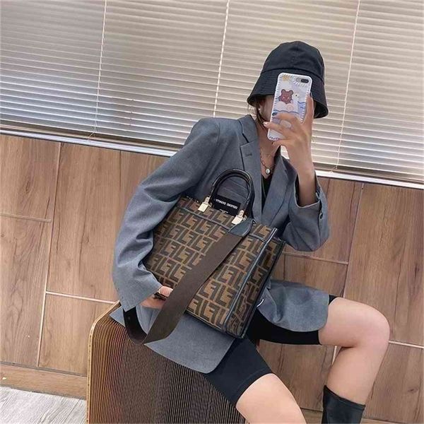 large bag female new fashion single shoulder messenger tote bag capacity portable purse
large bag female new fashion single shoulder messenger tote bag capacity portable purse
