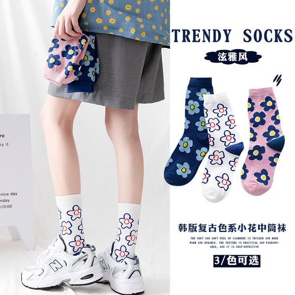 street autumn winter women's japan and south korea department of elegant small flower medium tube socks ins style, Black;white
street autumn winter women's japan and south korea department of elegant small flower medium tube socks ins style, Black;white