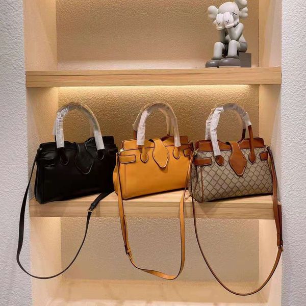 leather women's shoulder bag can carry a variety of colors
leather women's shoulder bag can carry a variety of colors