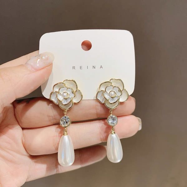2021 south korea dongdaemun camellia earrings 925 silver needle flower earrings super fairy long pearl earrings female., Golden;silver
2021 south korea dongdaemun camellia earrings 925 silver needle flower earrings super fairy long pearl earrings female., Golden;silver