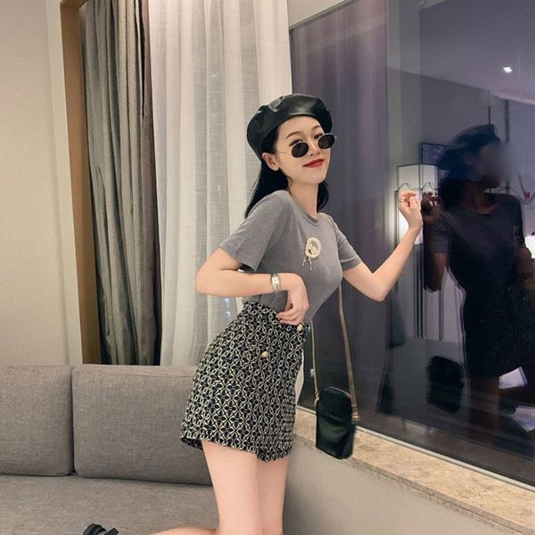 fashion trend pack women 2021 summer style foreign age reduce small man slim temperament short smoke two delicious set, Black
fashion trend pack women 2021 summer style foreign age reduce small man slim temperament short smoke two delicious set, Black