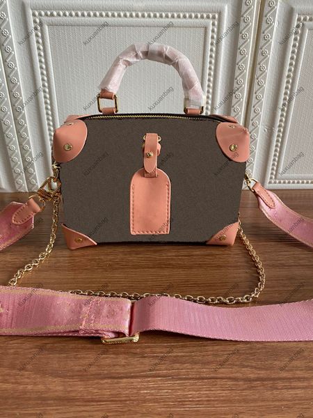 luxurys designers bags coated canvas cowhide trimming fabric lining removable metal decorative chain can be one shoulder or cross - slung.
luxurys designers bags coated canvas cowhide trimming fabric lining removable metal decorative chain can be one shoulder or cross - slung.