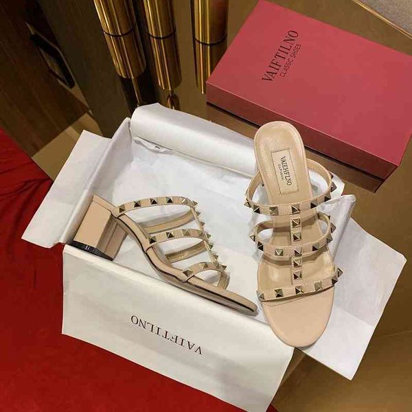 2021 new fashion v home rivet slippers for women to wear summer sandals with thick heel and genuine leather, Black 
2021 new fashion v home rivet slippers for women to wear summer sandals with thick heel and genuine leather, Black