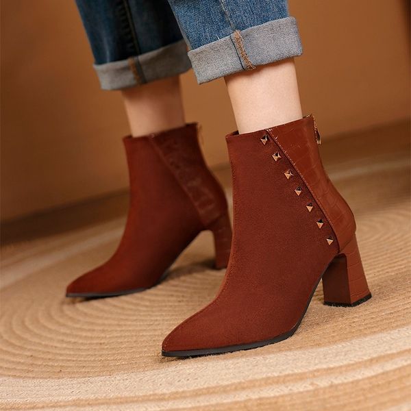 2021 autumn winter single metal back zipper pointed fashion rivet square high heel short boot, Black
2021 autumn winter single metal back zipper pointed fashion rivet square high heel short boot, Black