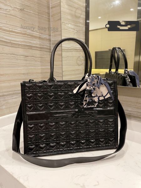 2021 new large designer quality shoulder bag shopping luxury materials handbag double handle large capacity bag
2021 new large designer quality shoulder bag shopping luxury materials handbag double handle large capacity bag
