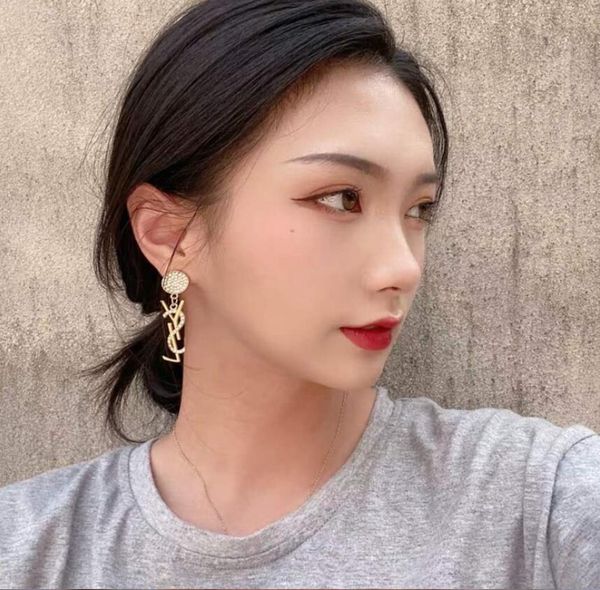 women luxurys designers drop earrings gold brand letter caystal rhinestone dangle earrings fashion 925 silver stud earring jewelry christmas
women luxurys designers drop earrings gold brand letter caystal rhinestone dangle earrings fashion 925 silver stud earring jewelry christmas